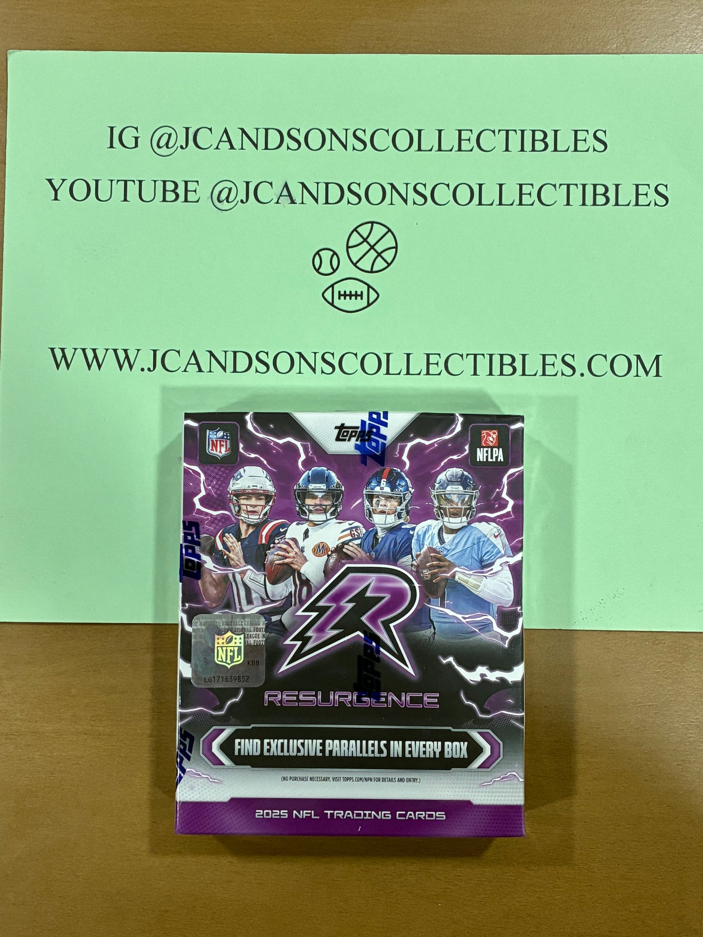 2025 TOPPS RESURGENCE FOOTBALL MEGA BOX (48 Cards) NFL Brand New Sealed