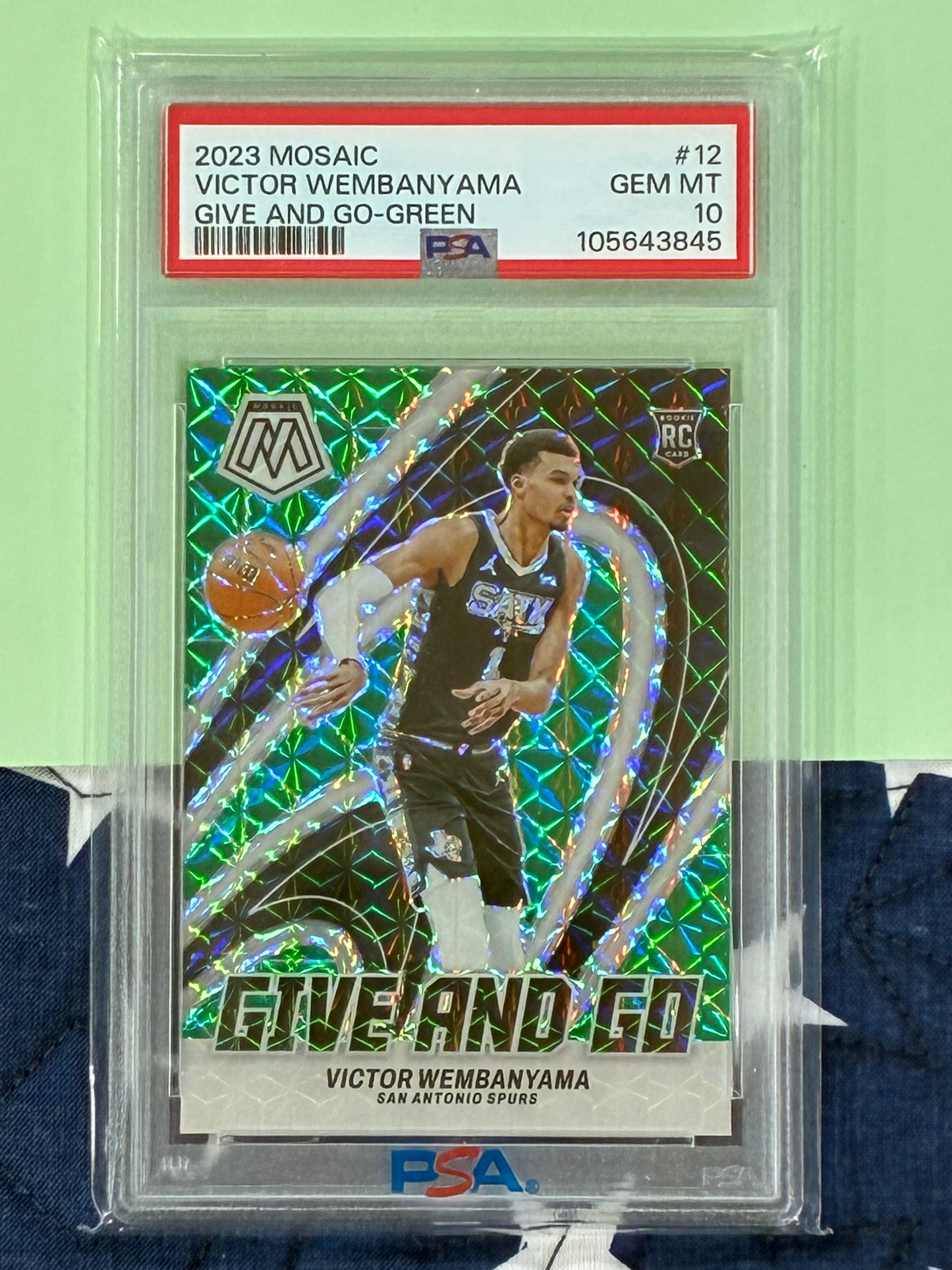 2023 PANINI MOSAIC GIVE AND GO #12 VICTOR WEMBANYAMA GIVE AND GO-GREEN PSA 10